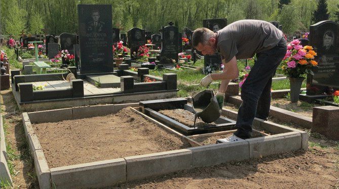 В Ростове родственников обязали находиться на могилах во время установки памятника